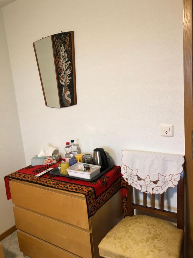 Bed and Breakfast Mona'S Sleep & Go Buren  Exterior foto